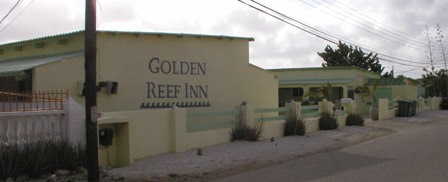 Indkørsel til Golden Reef Inn Resort